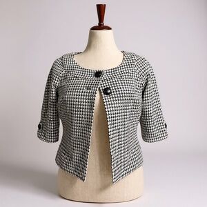 White House Black Market Cream Cropped Blazer - Size 6